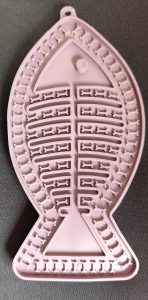 Een likmat voor de hond is speciaal ontworpen om te zorgen dat je hond  niet te gulzig zijn/haar eten opeet. Het is dan ook ideaal voor honden die schrokken, maar ook voor honden die  angstig zijn kunnen er baat mee hebben dit omdat je het ook kan gebruiken om beloningssnoepjes in te doen zodat je hond dat op deze  manier kan vinden en pakken. Iedere honden eigenaar zou het eigenlijk moeten hebben dit omdat je er zoveel mee kunt doen. Het is ook geschikt als je een pup hebt. Je kan het zowel voor brokken, nat voer als voor vers vlees gebruiken.