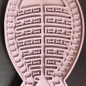 Een likmat voor de hond is speciaal ontworpen om te zorgen dat je hond  niet te gulzig zijn/haar eten opeet. Het is dan ook ideaal voor honden die schrokken, maar ook voor honden die  angstig zijn kunnen er baat mee hebben dit omdat je het ook kan gebruiken om beloningssnoepjes in te doen zodat je hond dat op deze  manier kan vinden en pakken. Iedere honden eigenaar zou het eigenlijk moeten hebben dit omdat je er zoveel mee kunt doen. Het is ook geschikt als je een pup hebt. Je kan het zowel voor brokken, nat voer als voor vers vlees gebruiken.