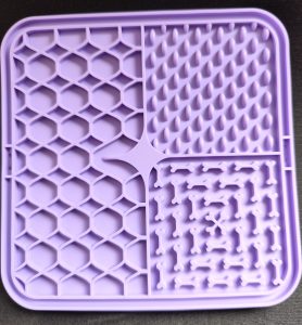 Een likmat voor de hond is speciaal ontworpen om te zorgen dat je hond  niet te gulzig zijn/haar eten opeet.Het is dan ook ideaal voor honden die schrokken, maar ook voor honden die  angstig zijn kunnen er baat mee hebben dit omdat je het ook kan gebruiken om beloningssnoepjes in te doen zodat je hond dat op deze  manier kan vinden en pakken. Iedere honden eigenaar zou het eigenlijk moeten hebben dit omdat je er zoveel mee kunt doen. Het is ook geschikt als je een pup hebt. Je kan het zowel voor brokken, nat voer als voor vers vlees gebruiken.