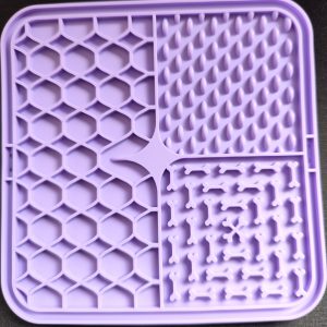 Een likmat voor de hond is speciaal ontworpen om te zorgen dat je hond  niet te gulzig zijn/haar eten opeet. Het is dan ook ideaal voor honden die schrokken, maar ook voor honden die  angstig zijn kunnen er baat mee hebben dit omdat je het ook kan gebruiken om beloningssnoepjes in te doen zodat je hond dat op deze  manier kan vinden en pakken. Iedere honden eigenaar zou het eigenlijk moeten hebben dit omdat je er zoveel mee kunt doen. Het is ook geschikt als je een pup hebt. Je kan het zowel voor brokken, nat voer als voor vers vlees gebruiken.