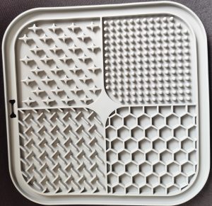 Een likmat voor de hond is speciaal ontworpen om te zorgen dat je hond  niet te gulzig zijn/haar eten opeet.Het is dan ook ideaal voor honden die schrokken, maar ook voor honden die  angstig zijn kunnen er baat mee hebben dit omdat je het ook kan gebruiken om beloningssnoepjes in te doen zodat je hond dat op deze  manier kan vinden en pakken. Iedere honden eigenaar zou het eigenlijk moeten hebben dit omdat je er zoveel mee kunt doen. Het is ook geschikt als je een pup hebt. Je kan het zowel voor brokken, nat voer als voor vers vlees gebruiken.
de likmat  hebben we in diverse kleuren