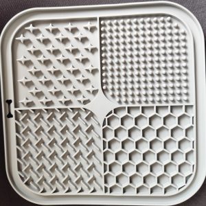 Een likmat voor de hond is speciaal ontworpen om te zorgen dat je hond  niet te gulzig zijn/haar eten opeet. Het is dan ook ideaal voor honden die schrokken, maar ook voor honden die  angstig zijn kunnen er baat mee hebben dit omdat je het ook kan gebruiken om beloningssnoepjes in te doen zodat je hond dat op deze  manier kan vinden en pakken. Iedere honden eigenaar zou het eigenlijk moeten hebben dit omdat je er zoveel mee kunt doen. Het is ook geschikt als je een pup hebt. Je kan het zowel voor brokken, nat voer als voor vers vlees gebruiken. de likmat hebben we in diverse kleuren