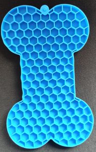 Een likmat voor de hond is speciaal ontworpen om te zorgen dat je hond  niet te gulzig zijn/haar eten opeet.Het is dan ook ideaal voor honden die schrokken, maar ook voor honden die  angstig zijn kunnen er baat mee hebben dit omdat je het ook kan gebruiken om beloningssnoepjes in te doen zodat je hond dat op deze  manier kan vinden en pakken. Iedere honden eigenaar zou het eigenlijk moeten hebben dit omdat je er zoveel mee kunt doen. Het is ook geschikt als je een pup hebt. Je kan het zowel voor brokken, nat voer als voor vers vlees gebruiken.